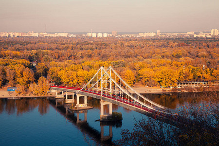 这座城市的全景可以看到河上桥和彩图片