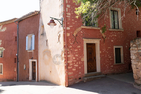 Roussillon胡同红色村庄普罗旺斯法国图片
