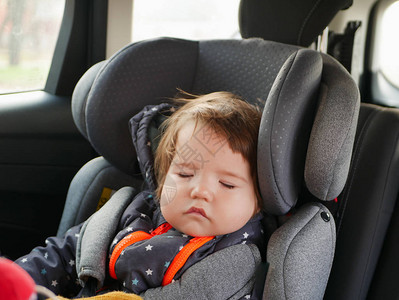 孩子睡在儿童汽车座椅上车内儿童安全旅行图片
