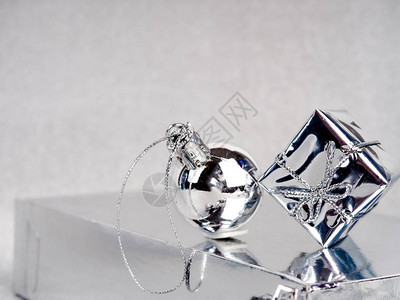 银色圣诞圣诞快乐贺卡银色锥形和银色背景上的礼物新年趋势适合图片