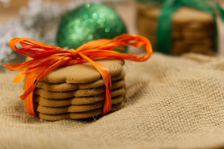 木制背景上的圣诞曲奇或姜饼曲奇图片