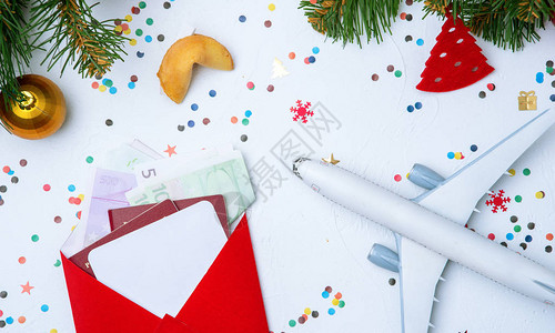 红色信封饼干飞机圣诞装饰品的分店照图片