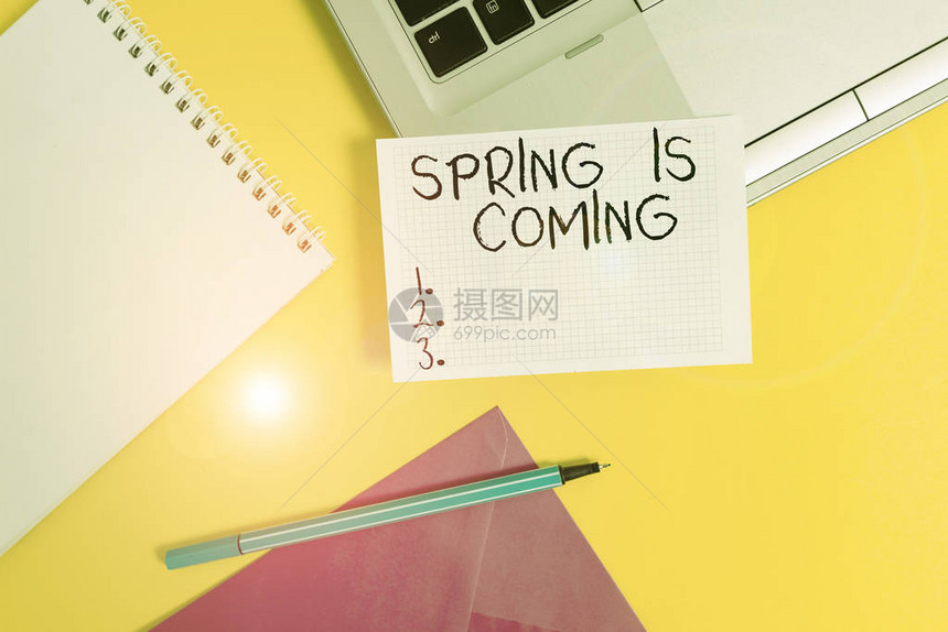 概念手写显示春天来了概念意义冬季临近后享受自然花阳光笔记本电脑标记方片螺旋笔图片