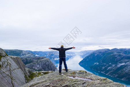 在Lysefjord风景背上的喜悦男子图片