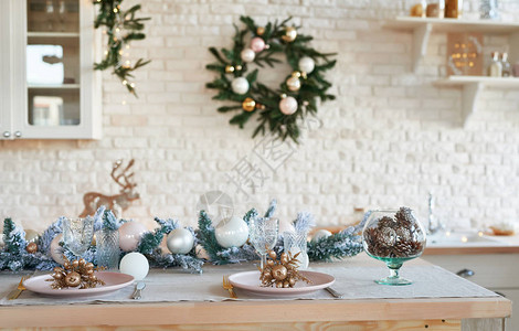 有圣诞节装饰和树的内部轻的厨房经典风格的白色厨房厨房里的圣诞节白色调的明亮厨房与圣诞节背景图片