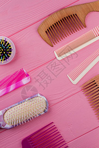 粉红色背景上的头发梳子和刷子图片