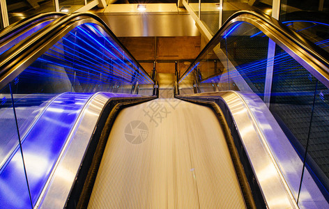 法兰克福地下扶梯在国际机场终站蓝色荧光彩图片