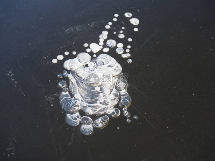 河冰气泡停滞从冰霜中提取的冰霜形成图片