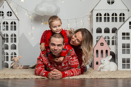 新年装饰品中三口的美丽幸福家庭圣诞快乐图片