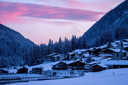 克罗斯巴赫日出时冬晨典型的澳洲村庄雪地冬季森林背景