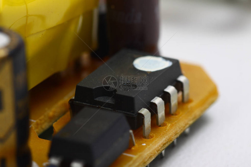 印刷电路板PCB上电子部件部件的图片