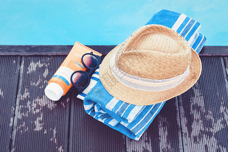 复古夏季柳条草沙滩帽太阳镜防晒霜管蓝色毛巾游泳池附图片