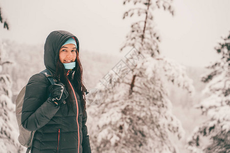 旅游妇女白天在冬季森林图片