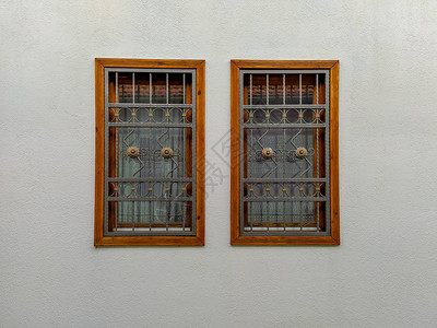 两扇传统的欧洲木窗有防护栅栏棕色图片