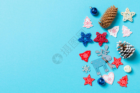 蓝色背景的新年玩具和装饰品的顶部视图图片