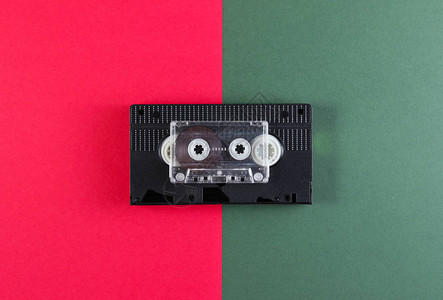 绿色红背景的音频和视频磁带Retro风格图片