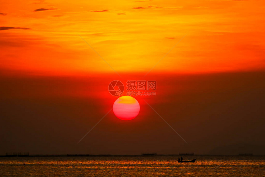 日落在天上又回到柔软的夜云中在海图片