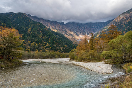 在日本阿尔卑斯山的嘉米科奇山谷秋天图片