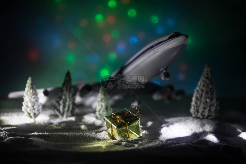 圣诞快乐和新年快乐旅游概念背景为冬季旅行与飞机的圣诞节背景雪地上的创意艺术品装饰图片