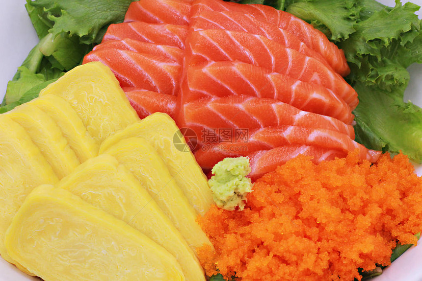 寿司套装生鲑鱼生片Tobiko蛋蔬菜虾图片