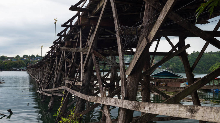 Mon著名的木桥和泰国KanchanauriSangkhlaburi的Song图片