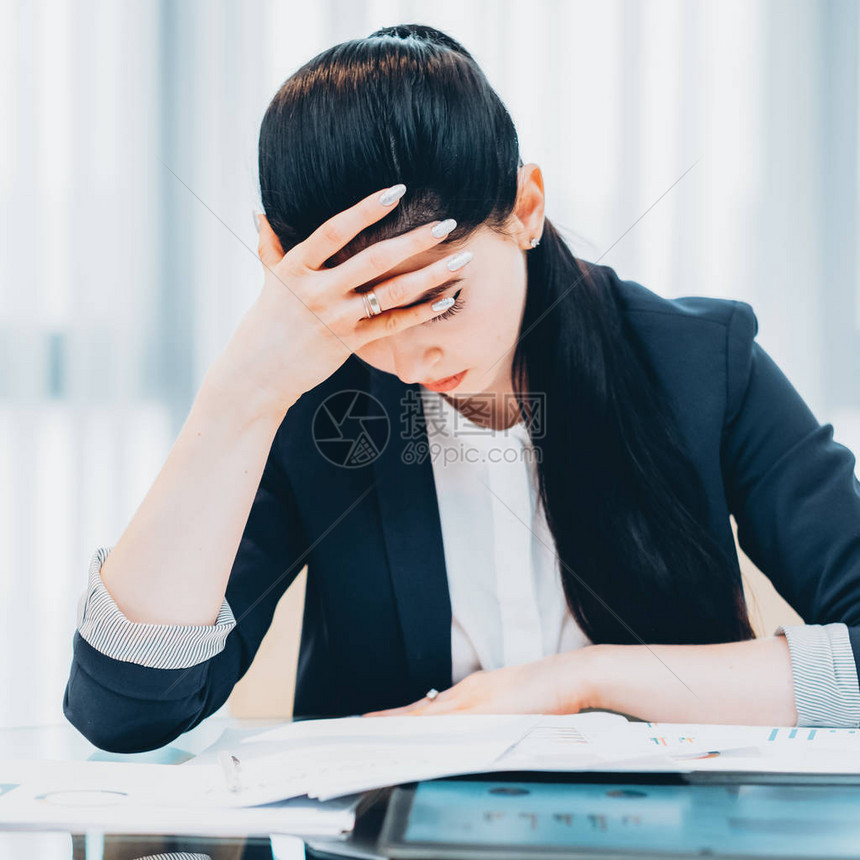 情绪压力和最后期限紧张的外表商业女坐在办公室里图片