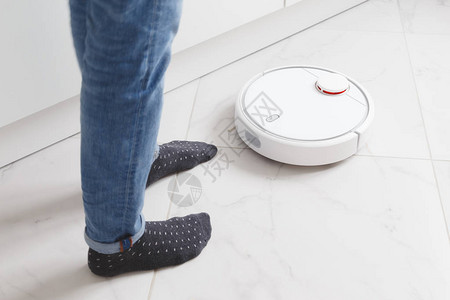白机器人真空吸尘器清洁工清洗厨房的地板图片