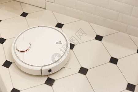 洗手间里的白色机器人背景图片