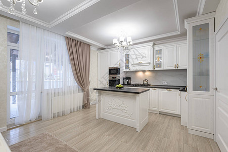 白色豪华宽敞的现代厨房图片