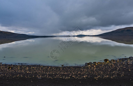 欧洲冰岛Tjorsa河和苏尔塔坦加隆湖的景观全景高清图片