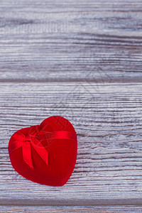 红色首饰礼物盒和复制空间美丽的天鹅绒盒子以木质背景的心脏形状图片