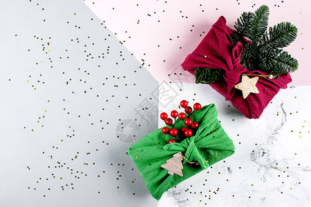 节日圣诞节的概念包袱皮礼物用亚麻布枞树枝包裹零浪费的概念顶视图平背景图片