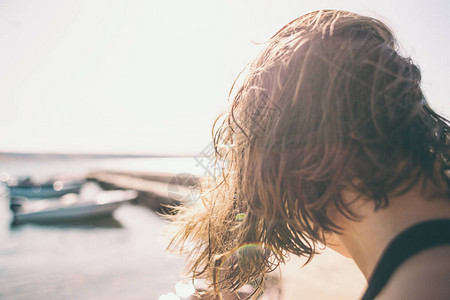 湿头发关闭一个女人在海边休息红色的女头发在海里图片