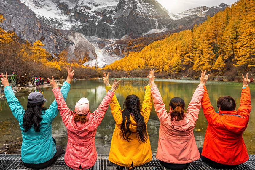 亚丁自然保护区秋季雪山珍珠湖亚洲旅游女背影旅游名胜和地标概念图片