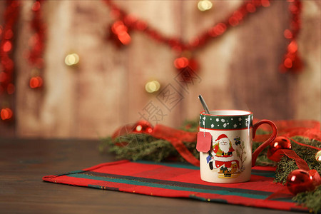 圣诞桌布上挂着空茶标签图片