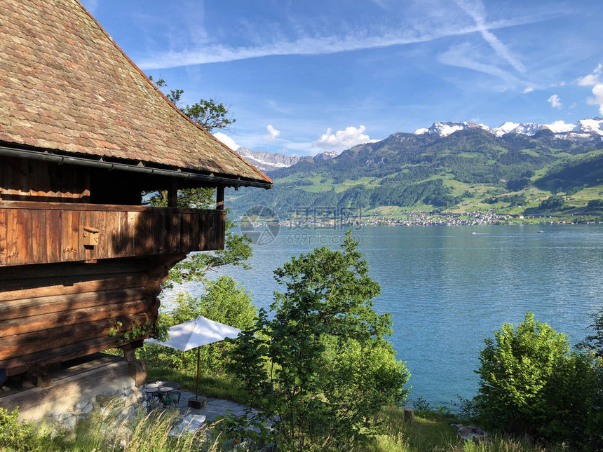 乡村农场和传统建筑位于卢塞恩湖沿岸的山坡和山坡上Vierwaldstattersee或Vierwaldstaettersee瑞士图片