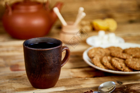 下午茶道茶壶蜂蜜茶与饼干饼干在旧图片