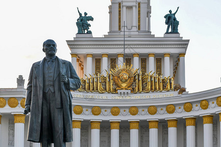 弗拉基米尔列宁在中央馆前的纪念碑图片