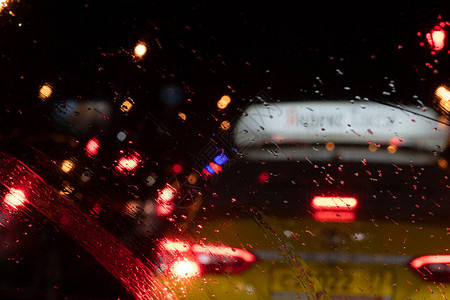 驾驶在一辆汽车夜间管理车的汽车灯图片