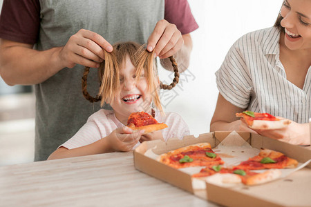 在家吃披萨时开心图片
