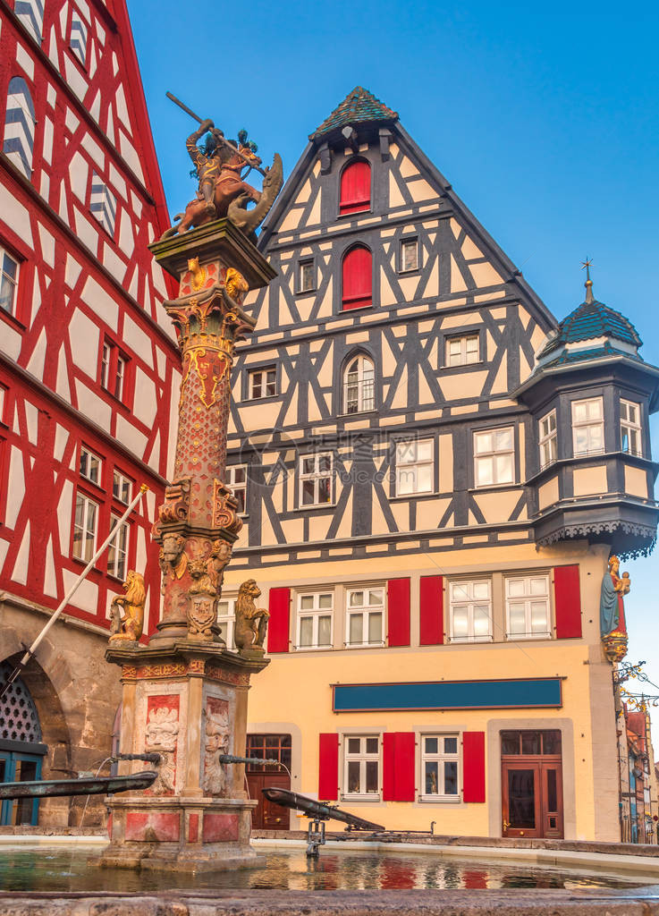 半木结构房屋和乔治的弹簧柱在罗滕堡obderTauber的Marktplatz图片