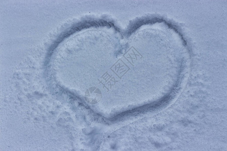 心画在雪地上图片