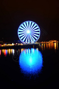 西雅图大轮是美国华盛顿州西雅图艾略特湾57号码头的图片