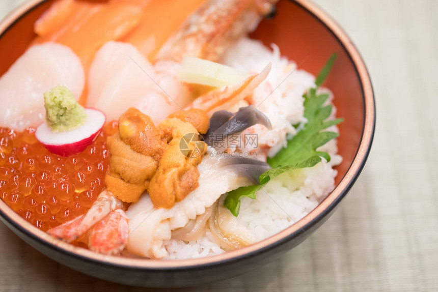新鲜生海鲜混合米饭碗图片