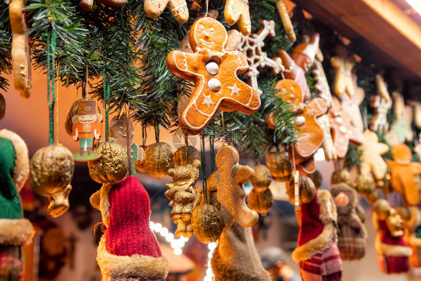 德国中柏林Weihnachtsmarkt圣诞节市场陈列的传统季节物品礼图片