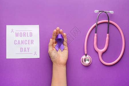 女用紫丝带作为世界癌症日的象征和彩色图片