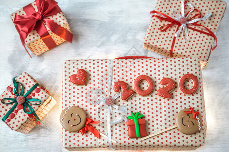带姜饼的假日盒顶级视图庆祝和礼物的概图片