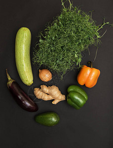 黑背景的新鲜蔬菜和微绿树苗超食品和健康有机食品的图片