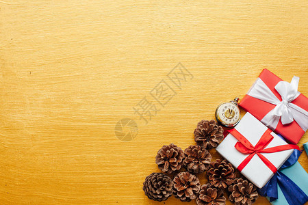 金色背景的圣诞树玩具盛装礼图片