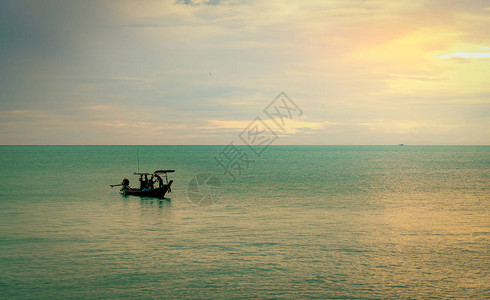 美丽的热带海在早晨与的日出天空长尾船的渔民与间捕鱼文化宁静祥和的景象早上平静的海面与背景图片
